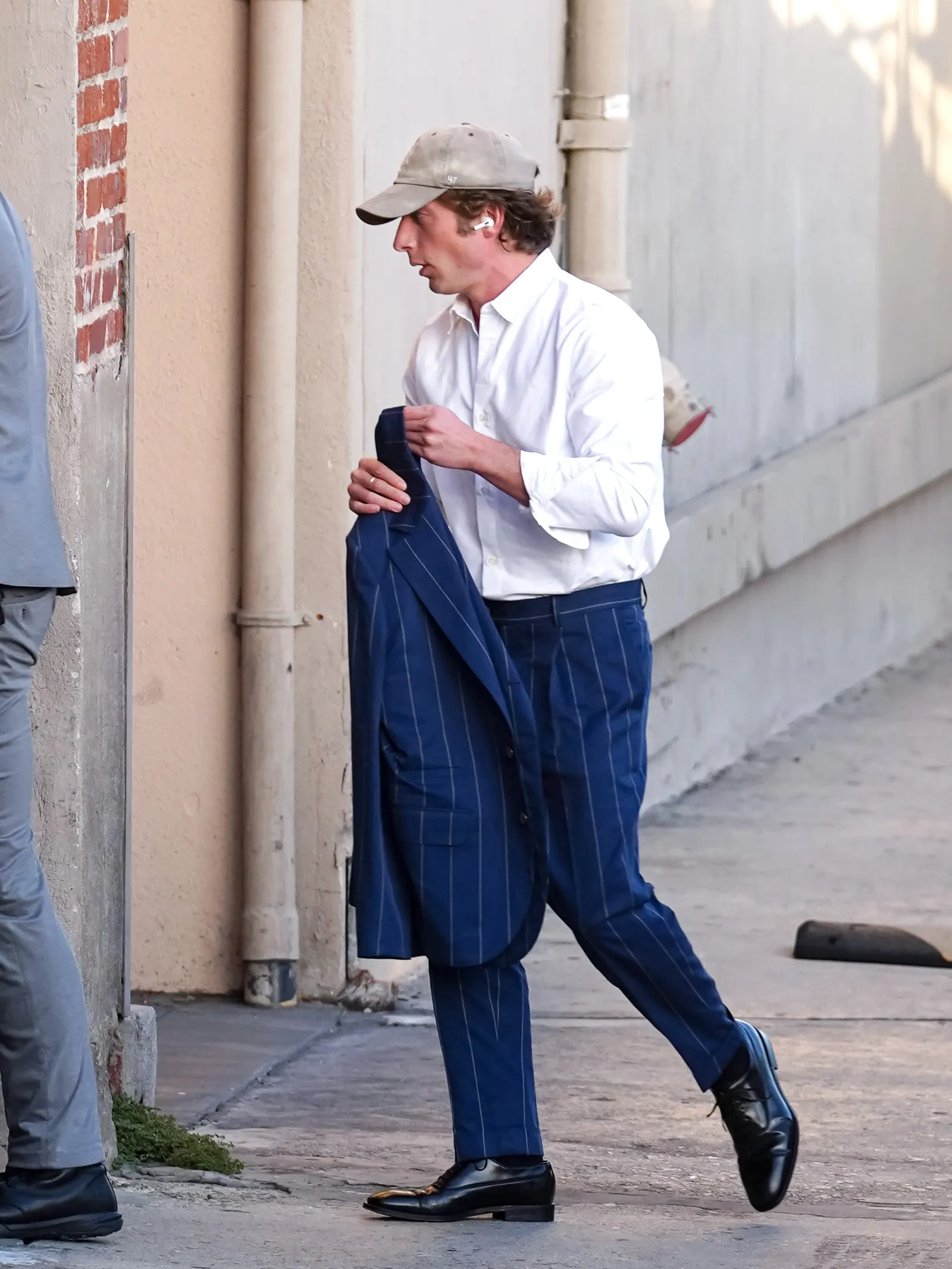 Star of the Disney+ success series The bear Jeremy Allen White wearing beige baseball cap
